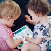 Kleine Kinder Spielen Am Tablet