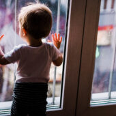Kind Schaut Aus Dem Fenster