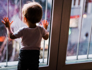 Kind Schaut Aus Dem Fenster